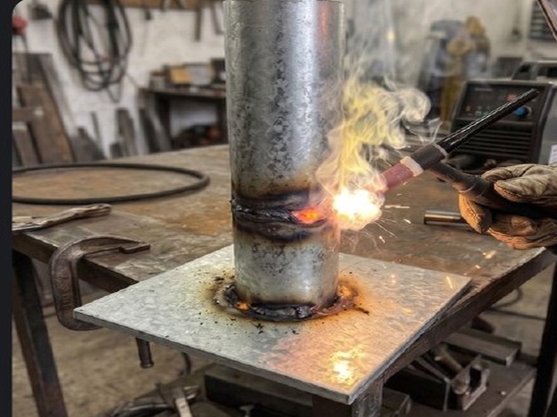 Solda em tubo galvanizado: o calor escurece e destrói a camada de zinco ao redor do cordão